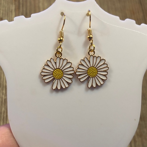 Jewelry - Handmade Gold and White Daisy Earrings